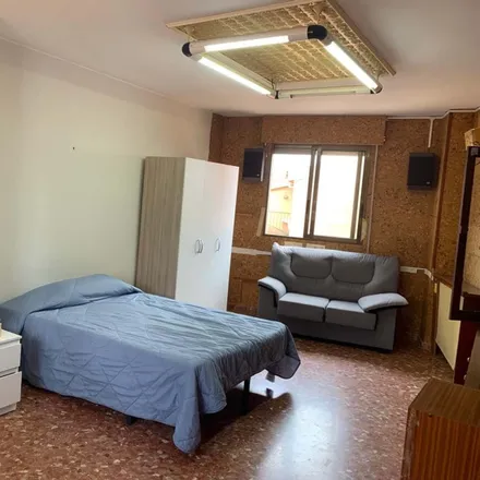 Rent this 5 bed room on Bar Dina in Avenida Doctor Clará, 12002 Castelló de la Plana