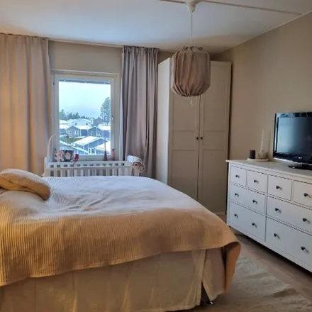 Rent this 4 bed apartment on Milstensvägen 31-33 in 174 62 Sundbybergs kommun, Sweden