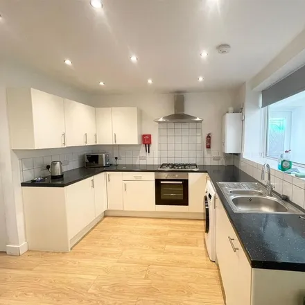 Rent this 6 bed house on 5 Queens Road East in Beeston, NG9 2GN