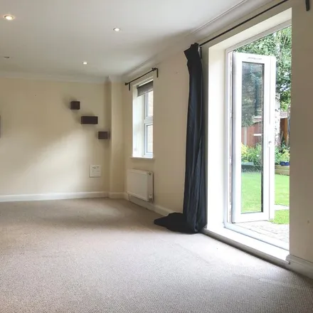 Image 3 - 8-12 Lyons Place, Hedge End, SO30 0JB, United Kingdom - Apartment for rent