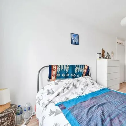 Image 5 - 29 Birch Close, London, E16 4QW, United Kingdom - House for sale