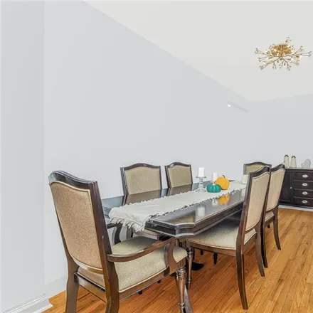 Image 7 - 2080 Barnes Avenue, New York, NY 10462, USA - Condo for sale