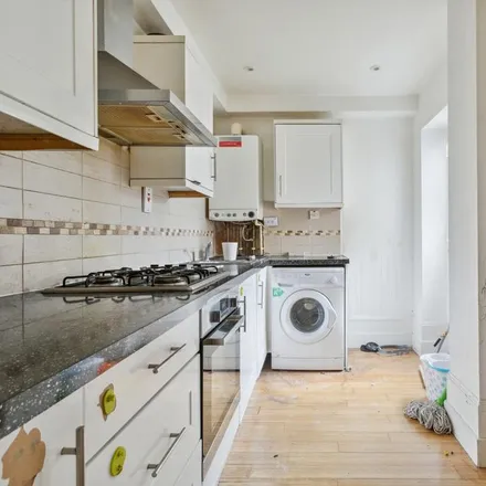 Image 5 - 32 Askew Road, London, W12 9BH, United Kingdom - Apartment for rent