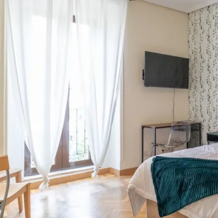 Rent this 5 bed room on Calle de San Bernardino in 74, 28015 Madrid
