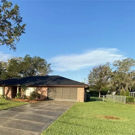 Buy this 3 bed house on 113 Lakeview Drive in Auburndale, FL 33823