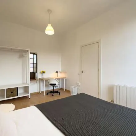Rent this 7 bed apartment on Escola Collaso i Gil in Carrer de l'Abat Safont, 08001 Barcelona