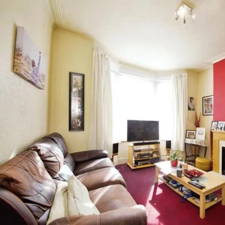 Image 2 - 31 Ashford Road, London, E6 2AP, United Kingdom - Townhouse for sale