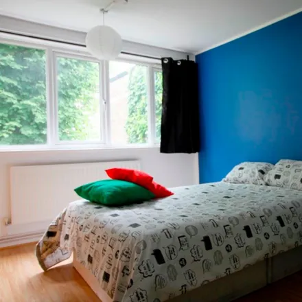 Rent this 4 bed room on 51-55 Clark Street in Ratcliffe, London