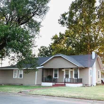 Buy this 3 bed house on 228 North Randall Avenue in Elk City, OK 73644