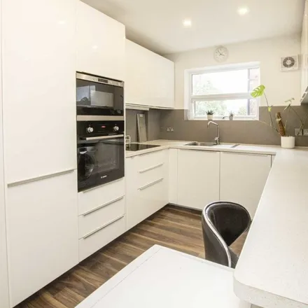 Image 3 - 50-51 Kent Gardens, London, W13 8DY, United Kingdom - Apartment for rent