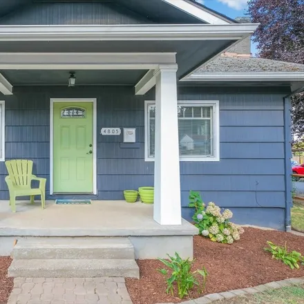 Buy this 2 bed house on 4805 Southeast César E. Chávez Boulevard in Portland, OR 97202