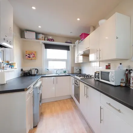 Rent this 5 bed townhouse on Claremont View in Leeds, LS3 1AT