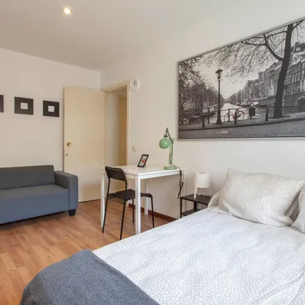 Rent this 5 bed apartment on Carrer del Pintor Zariñena in 46001 Valencia, Spain