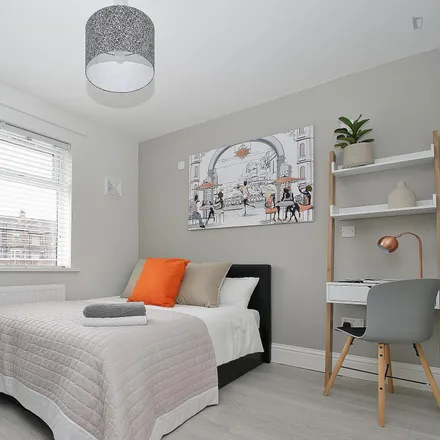 Rent this 7 bed room on Sunningdale Avenue in London, W3 7NS