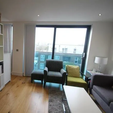 Rent this studio apartment on Blyth Road in London, UB3 4FP