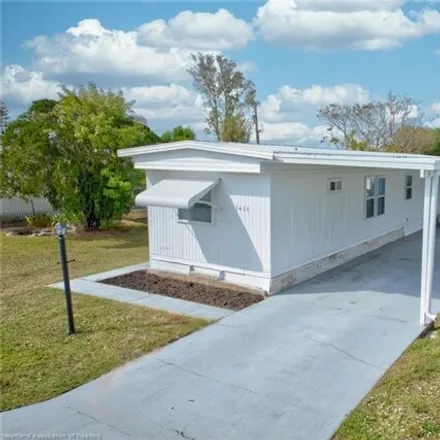 Buy this studio apartment on 3406 Fairmount Drive in Sebring, FL 33870