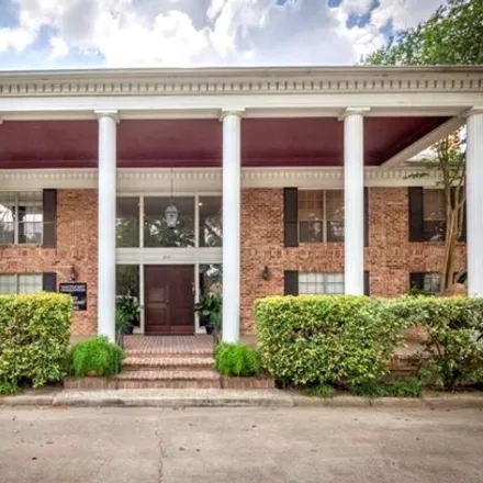 Rent this 2 bed condo on 2822 Briarhurst Drive in Houston, TX 77057