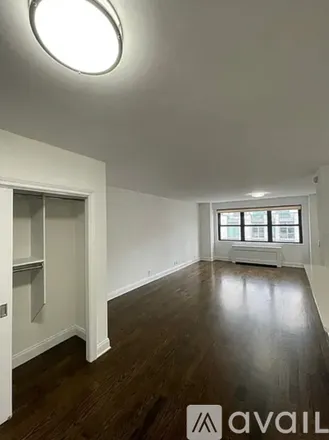 Rent this 3 bed apartment on 403 E 88th St