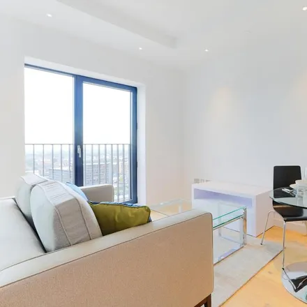 Rent this studio apartment on Botanic Square in London, E14 0LG