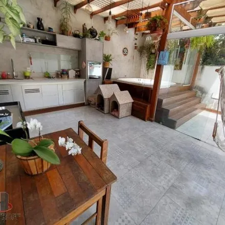 Buy this 3 bed house on Rua Nilo Garcia Alabarce in Jardim São Pedro, Mogi das Cruzes - SP