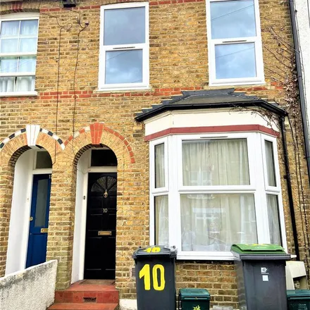 Image 5 - Richmond Road, London, N2 8JT, United Kingdom - Townhouse for rent