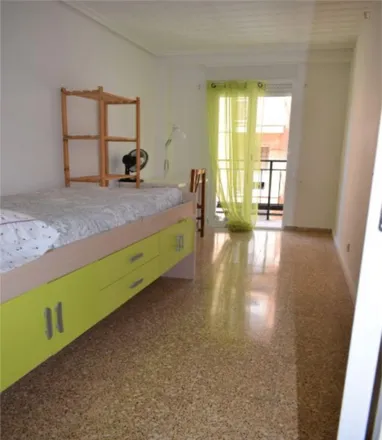Rent this 4 bed room on Carrer de Vidal Canelles in 8, 46011 Valencia