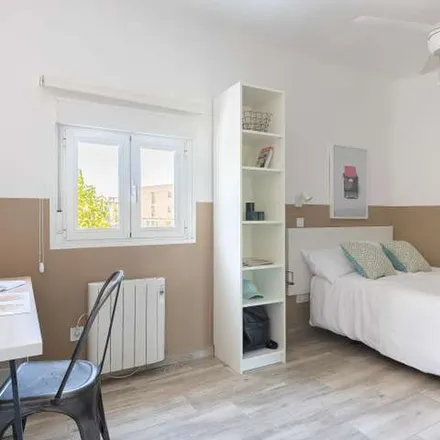 Rent this 3 bed apartment on Colegio de Educación Infantil y Primaria Ortiz Echagüe in Calle Titulcia, 28903 Getafe