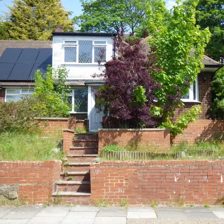 Rent this 3 bed duplex on Falconers Road in Luton, LU2 9ET