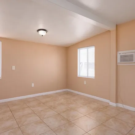 Image 1 - 2501 West Belmont Avenue, Phoenix, AZ 85051, USA - Apartment for rent