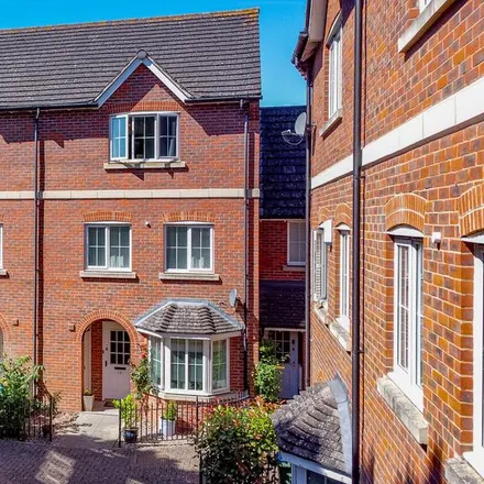 Rent this 5 bed townhouse on Hornbeam Way in Buckinghamshire, HP22 5WU