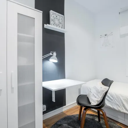 Rent this 4 bed room on Avinguda de la Riera de Cassoles in 56, 08012 Barcelona