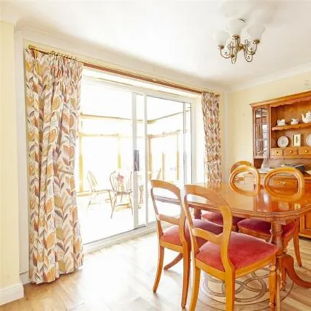 Image 3 - Lakeside Close, Chesterfield, S41 9TD, United Kingdom - House for sale