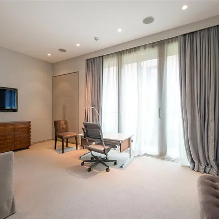 Rent this 4 bed apartment on Athlone House Garden in Hampstead Lane, London
