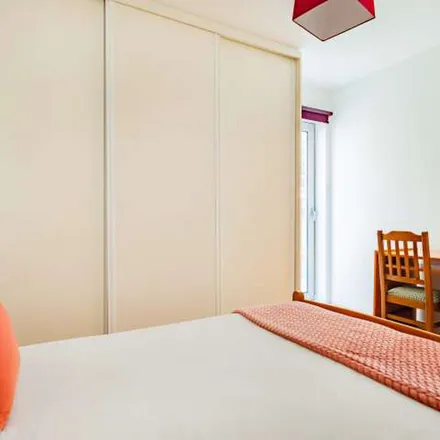 Rent this 2 bed apartment on Associação de Comandos - Bataria da Lage in Avenida Marginal, 2780-343 Oeiras