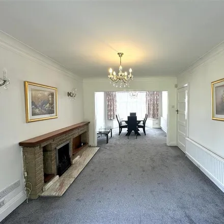 Image 2 - Lawrence Gardens, London, NW7 4JU, United Kingdom - House for rent