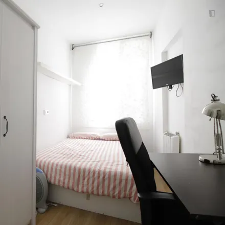 Rent this 6 bed room on Calle Mayor in 40, 28013 Madrid