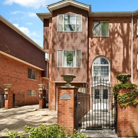 Buy this 3 bed condo on 714-722 West Junior Terrace in Chicago, IL 60613