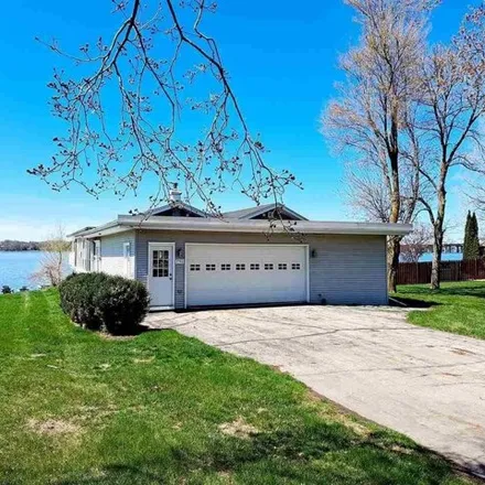 Buy this 3 bed house on 712 Lakecrest Drive in Menasha, WI 54952