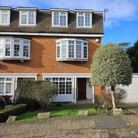 Rent this 4 bed townhouse on Austell Gardens in London, NW7 4NS