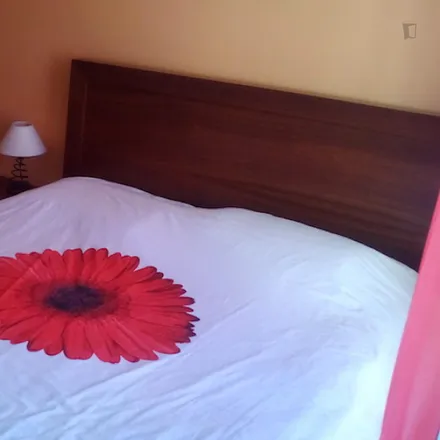 Rent this 3 bed room on Rua Conselheiro Pequito in 2700-197 Mina de Água, Portugal