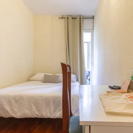Rent this 4 bed room on Autoescola Pallars in Rambla del Brasil, 1