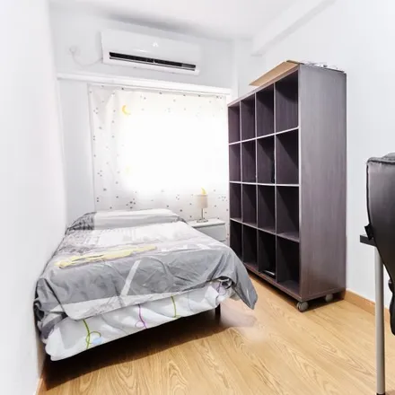 Rent this 3 bed room on Universidad de Sevilla - Campus de Reina Mercedes in Calle Mareantes, 41012 Seville
