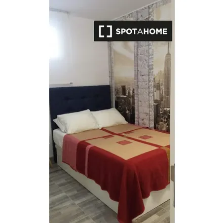 Rent this 3 bed room on Madrid in Calle Río Ulla, 34