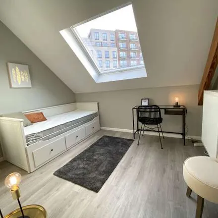 Rent this 12 bed apartment on Tunnel Reyers-Centre - Reyers-centrumtunnel in Avenue de Roodebeek - Roodebeeklaan, 1030 Schaerbeek - Schaarbeek