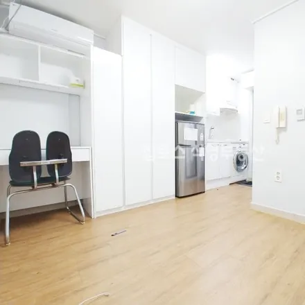 Rent this studio apartment on 서울특별시 관악구 봉천동 196-76