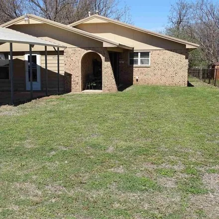 Buy this 4 bed house on 861 West Apache Avenue in Marlow, OK 73055