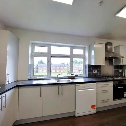 Image 5 - Hatfield Close, London, IG5 0EU, United Kingdom - Room for rent