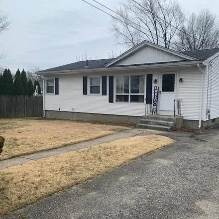 Rent this 3 bed house on 97 Davis Court in Cranston, RI 02910