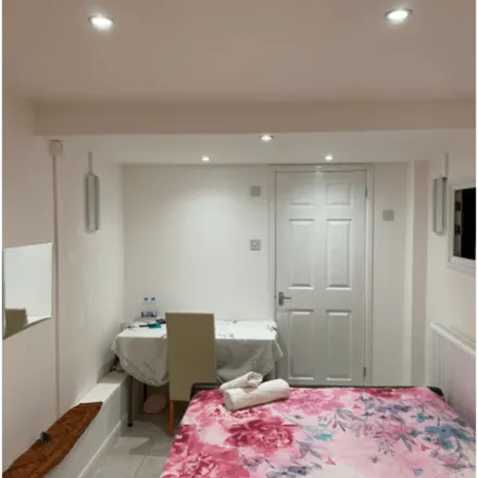 Image 4 - Owen Close, London, SE28 8AL, United Kingdom - Apartment for rent