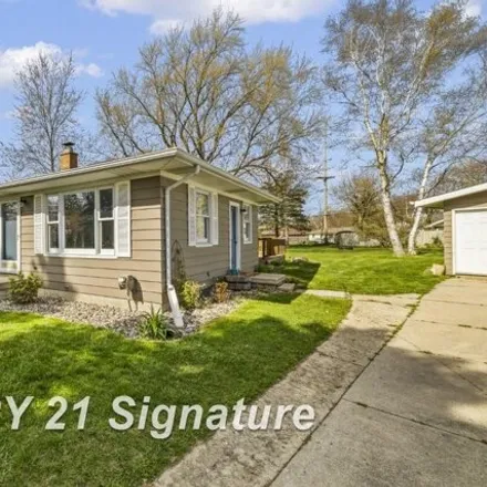 Buy this 4 bed house on 2798 Cheyenne Place in Saginaw Charter Township, MI 48603